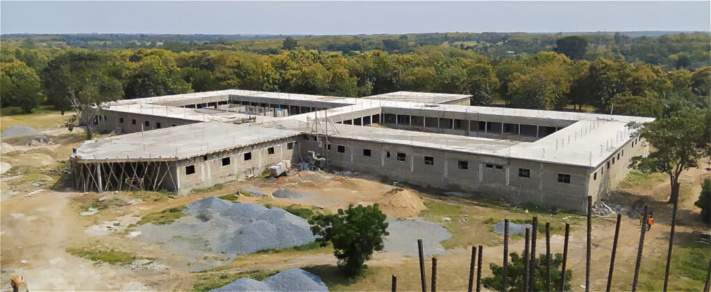 Stato dei lavori dell'Ospedale Cuori Grandi di Amakpapé: struttura e copertura completate