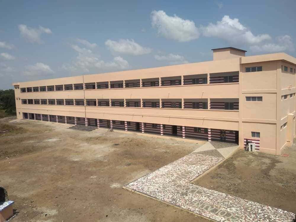 Scuola media e superiore Cuori Grandi in Togo.