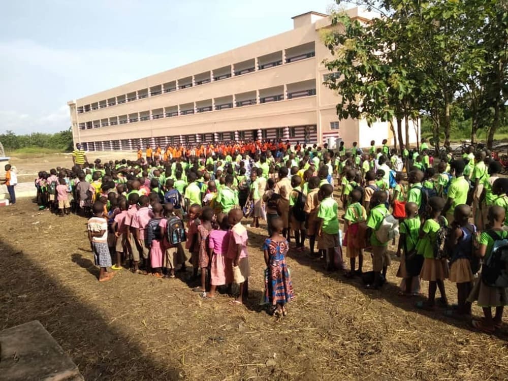 Ragazzi e bambini durante una cerimonia scolastica