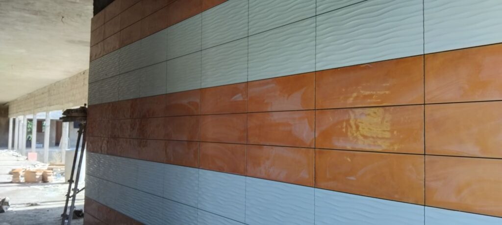 Dettaglio della finalizzazione della fase di posa delle piastrelle negli spazi interni dell'ospedale di Amakpapé in Togo, realizzato con i fondi della Missione Cuori Grandi