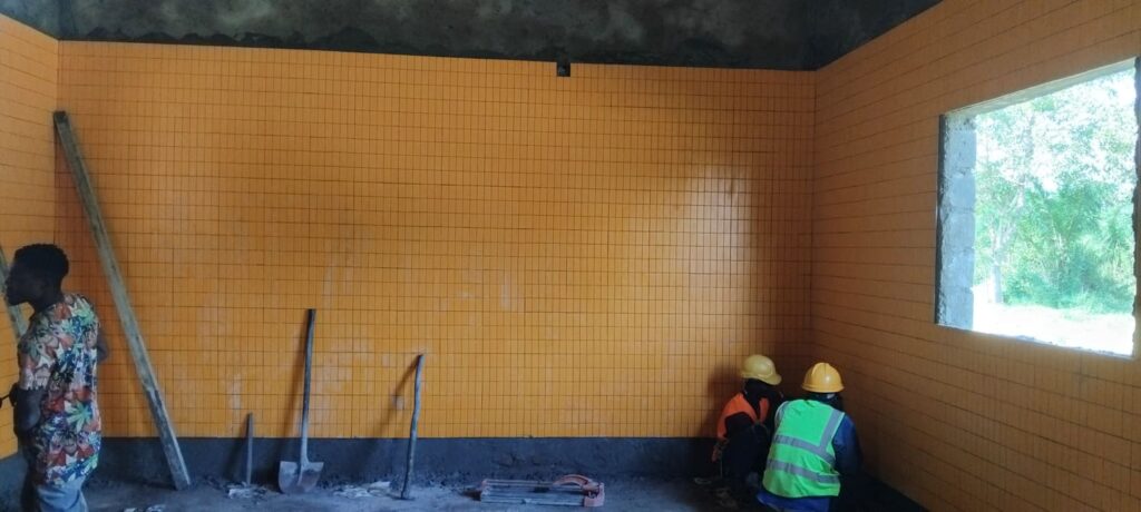 Dettaglio della finalizzazione della fase di posa delle piastrelle negli spazi interni dell'ospedale di Amakpapé in Togo, realizzato con i fondi della Missione Cuori Grandi