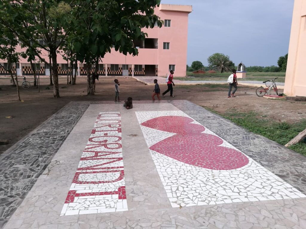 Pavimentazione esterna nel centro di Amlapapé in Togo, sede della Missione Cuori Grandi a supporto della popolazione locale