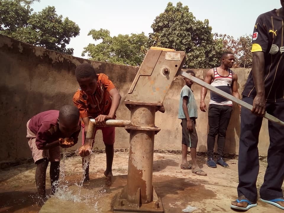 Una nuova fonte d'acqua potabile disponibile in un villaggio vicino ad Amakpapé in Togo. Dei ragazzi si dissetano e provano il nuovo rubinetto.